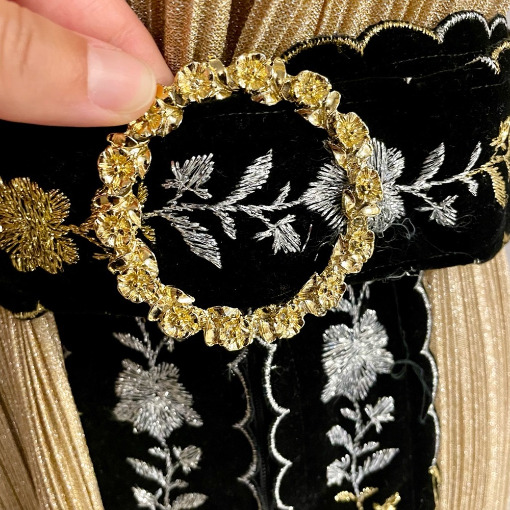 Elegant Gold and Black Sleeveless Dress - Picture 3 of 6